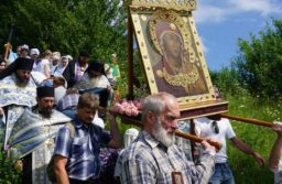 В Казанской Трифоновой пустыни прошел традиционный Крестный ход